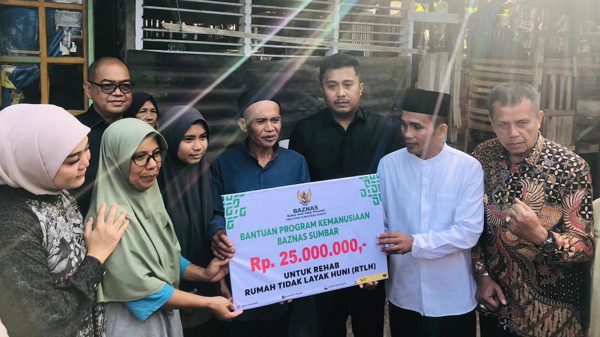 Wagub Vasko serahkan bantuan untuk rejab RLTH di Payakumbuh. (dok. adpsb)