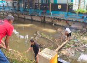 Aliran Sungai Batang Air Pampan Tersumbat Sampah, Pemko Pariaman Lakukan Pembersihan