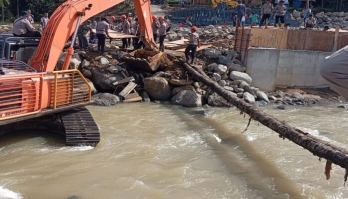 Sungai Batang Nanggang di Palembayan Agam Meluap, Dua Jembatan Darurat Hanyut