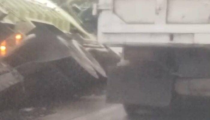 Diduga Rem Bermasalah, Truk Muatan Batu Bara Terguling di Panorama Dua Sitinjau Lauik
