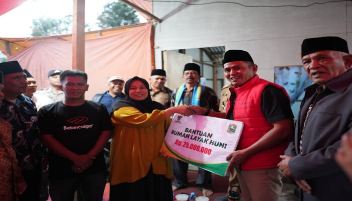Bupati Solok Serahkan Bantuan Rumah Layak Huni Rp25 Juta di Lembah Gumanti