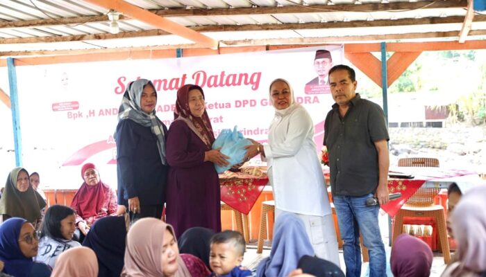 Andre Rosiade Bagikan 500 Paket Sembako di Gates Padang