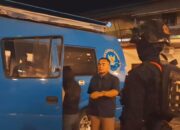 Petugas BNNK Gunungsitoli, Sumut angkut para pengunjung tempat hiburan malam di kawasan desa mudik yang terindikasi konsumsi sejenis narkoba untuk pemeriksaan lanjut. Jumat (17/3/2026) malam. (dok. istimewa)