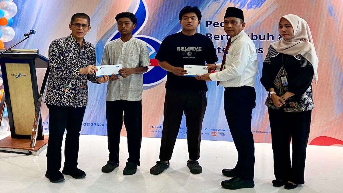 Bank Nagari salurkan santunan untuk anak yatim. (dok. istimewa)