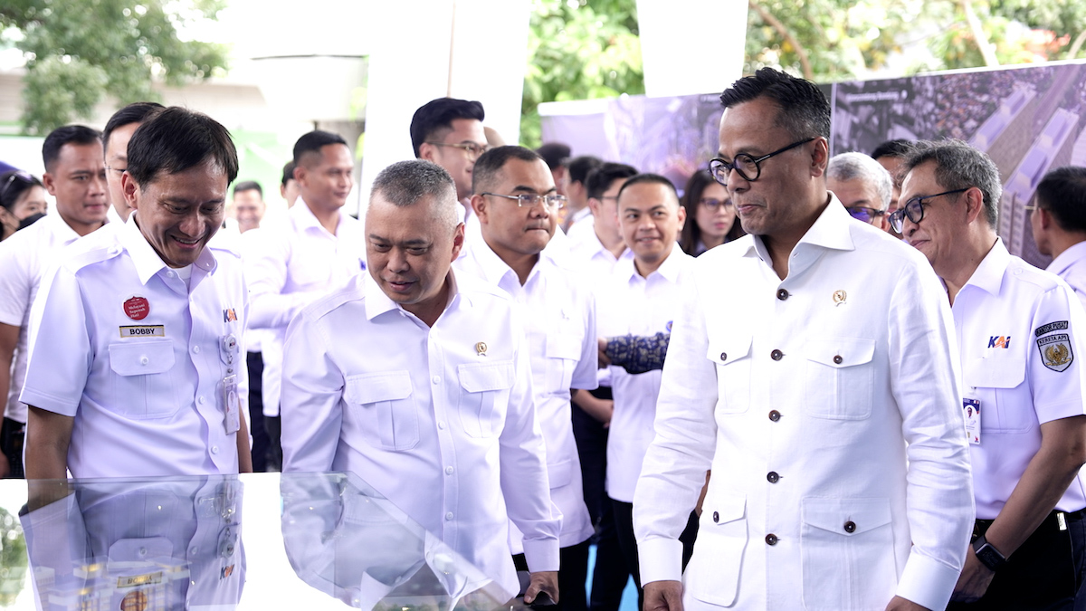 COO Danantara Dony Oskaria bersama Dirut PT KAI Bobby Rasyidin melihat rencana pembangunan rusun tempel. (dok. istimewa)