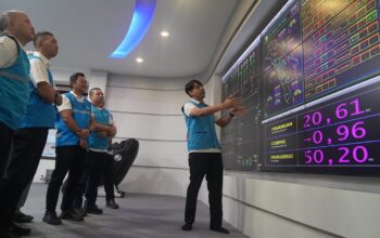 Direktur Manajemen Resiko PT PLN tinjau PLN UID Sumbar. (dok. istimewa)