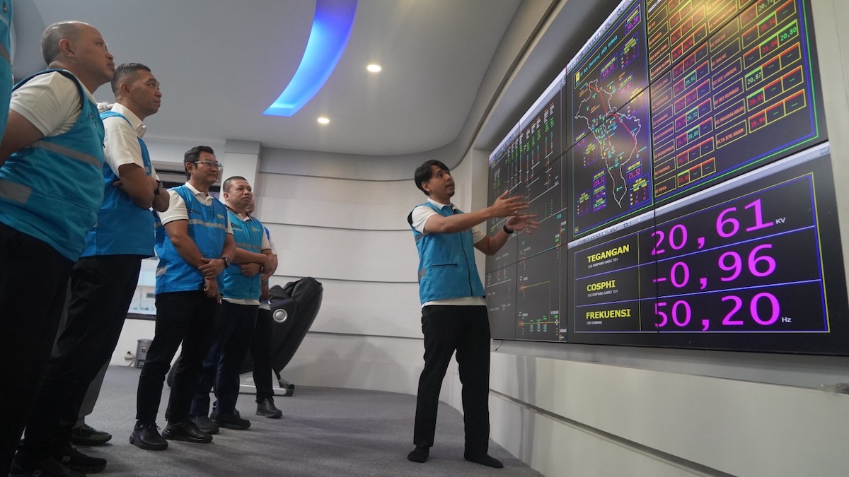 Direktur Manajemen Resiko PT PLN tinjau PLN UID Sumbar. (dok. istimewa)