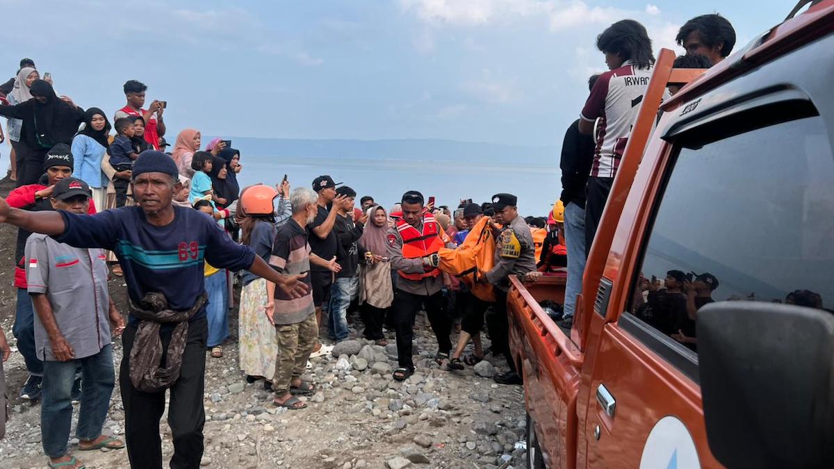 Evakuasi bocah tujuh tahun yang hanyut di danau singkarak. (dok. istimewa)