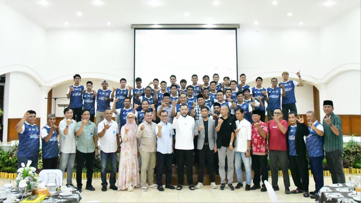 Fadly Amran bersama pelatih pemain dan ofisial PSP. (dok. istimewa)