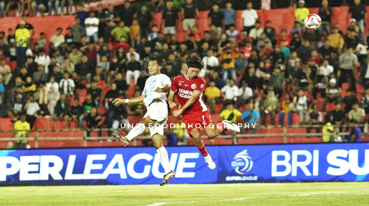 Gelandang SPFC Kazaki berebut bola dengan pemain PSIM. (dok. Dodi Kurniawan for Radarsumbar)