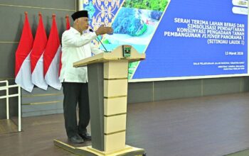 Gubernur Mahyeldi beri sambutan saat serah terima lahan pembangunan flyover sitinjau lauik. (dok. adpsb)
