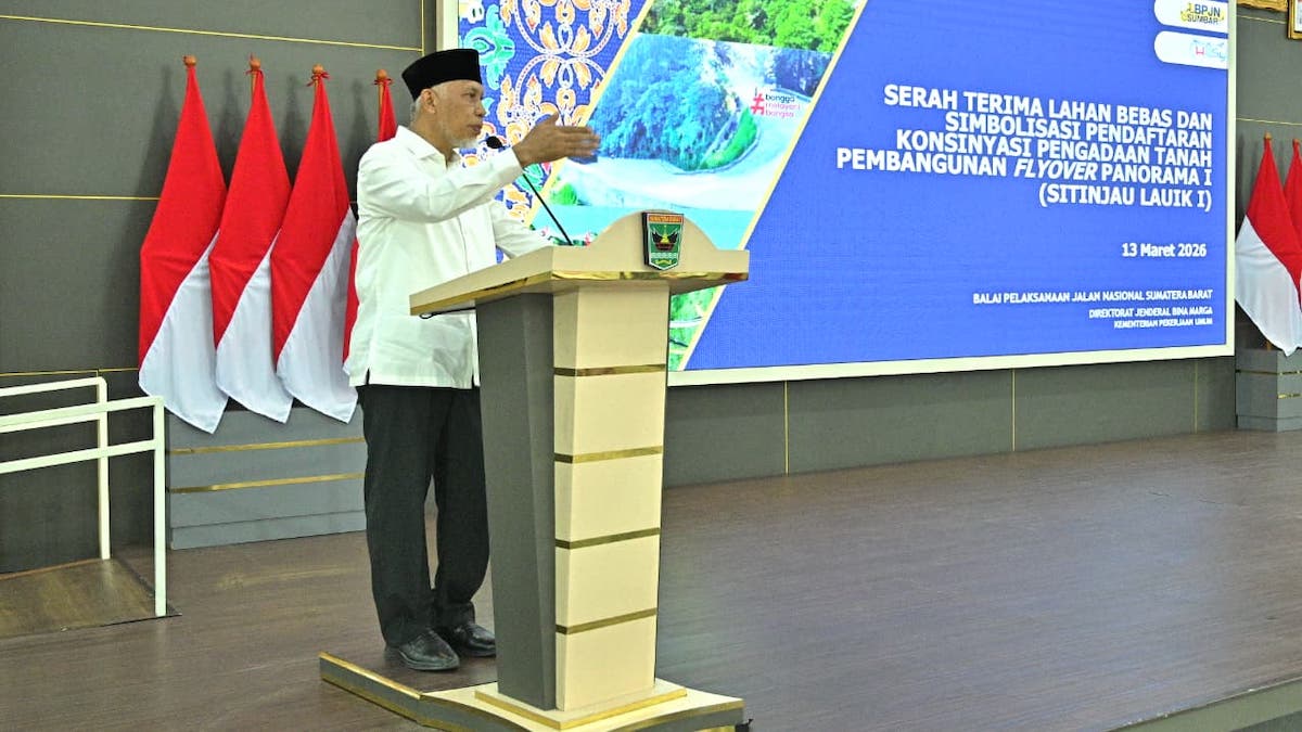 Gubernur Mahyeldi beri sambutan saat serah terima lahan pembangunan flyover sitinjau lauik. (dok. adpsb)