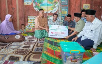 Gubernur Mahyeldi dan Baznas bantu perbaikan rumah warga tak layak huni di Pasbar. (dok. istimewa)