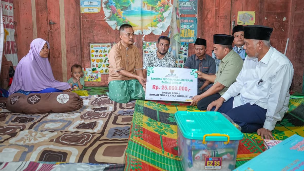 Gubernur Mahyeldi dan Baznas bantu perbaikan rumah warga tak layak huni di Pasbar. (dok. istimewa)