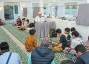 Gubernur Mahyeldi Iktikaf Bersama Warga di Masjid Jihad Perak Kota Padang