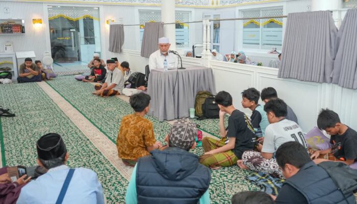 Gubernur Mahyeldi Iktikaf Bersama Warga di Masjid Jihad Perak Kota Padang