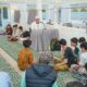Gubernur Mahyeldi itikaf di Masjid Jihad Perak. (dok. istimewa)