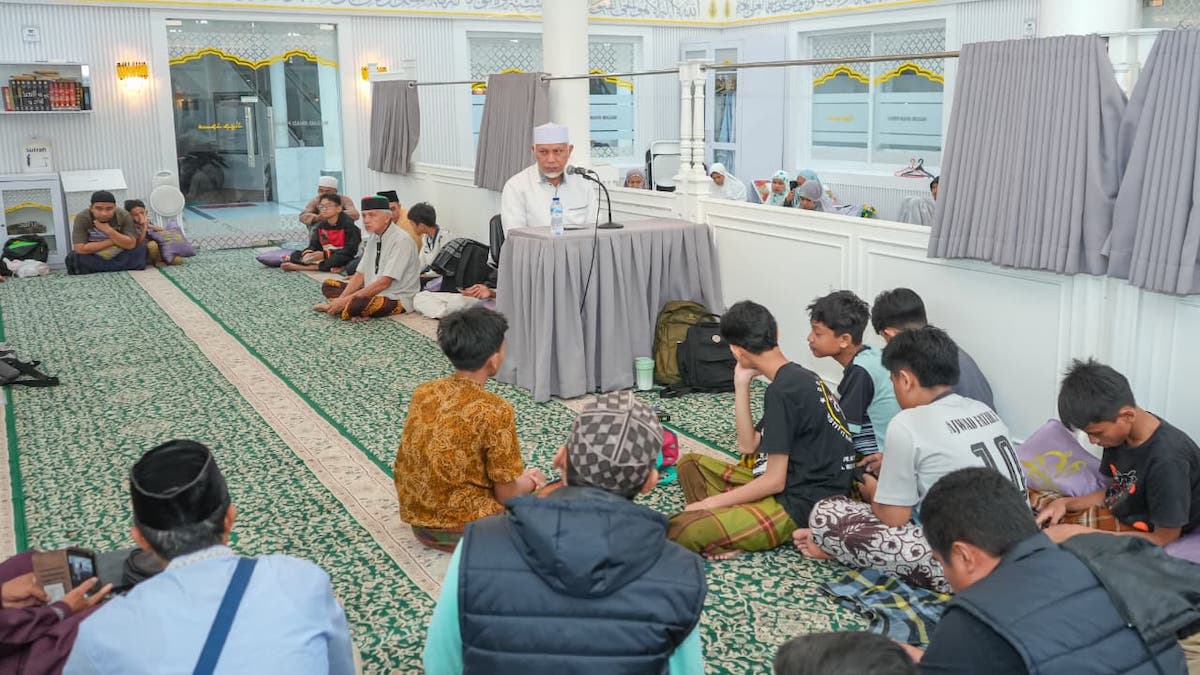 Gubernur Mahyeldi itikaf di Masjid Jihad Perak. (dok. istimewa)