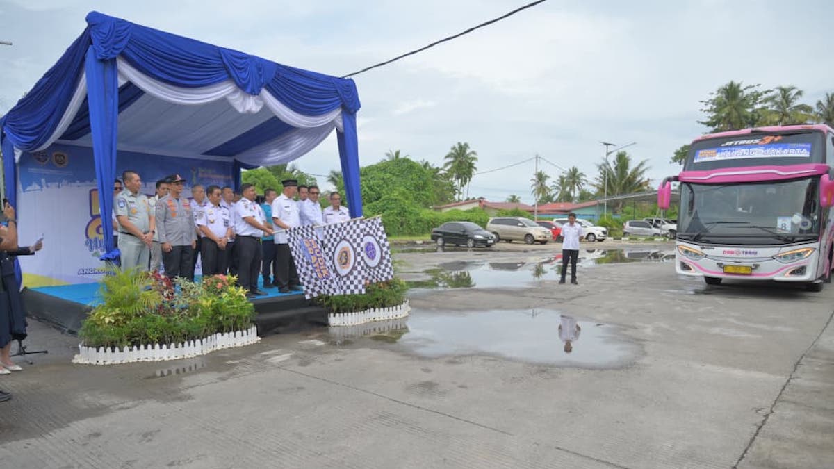 Gubernur Mahyeldi lepas peserta program Balik Gratis 2026. (dok. istimewa)