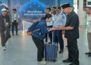 Gubernur Mahyeldi menunggu pemudik di BIM. (dok. istimewa)