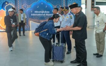 Gubernur Mahyeldi menunggu pemudik di BIM. (dok. istimewa)