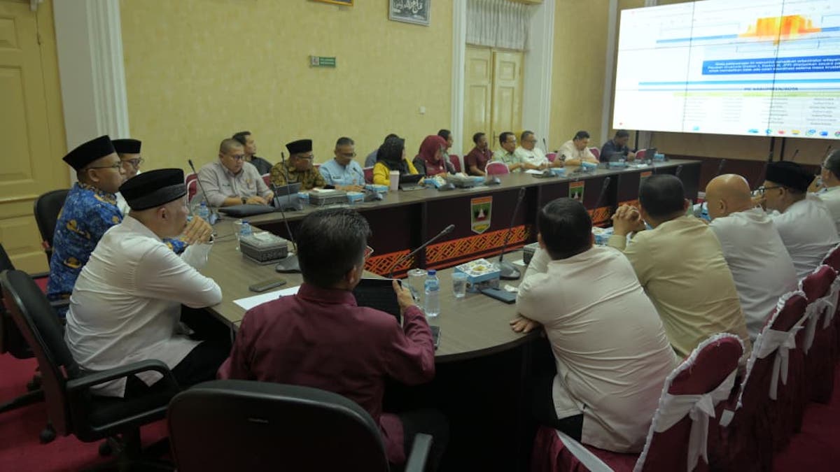 Gubernur Mahyeldi rapat dengan pejabat di 19 kabupaten kota. (dok. istimewa)