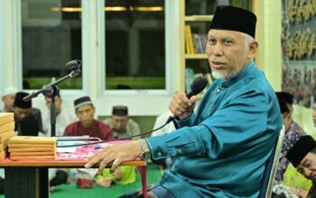 Gubernur Mahyeldi saat memberikan tausiyah pada Safari Ramadan. (dok. istimewa)