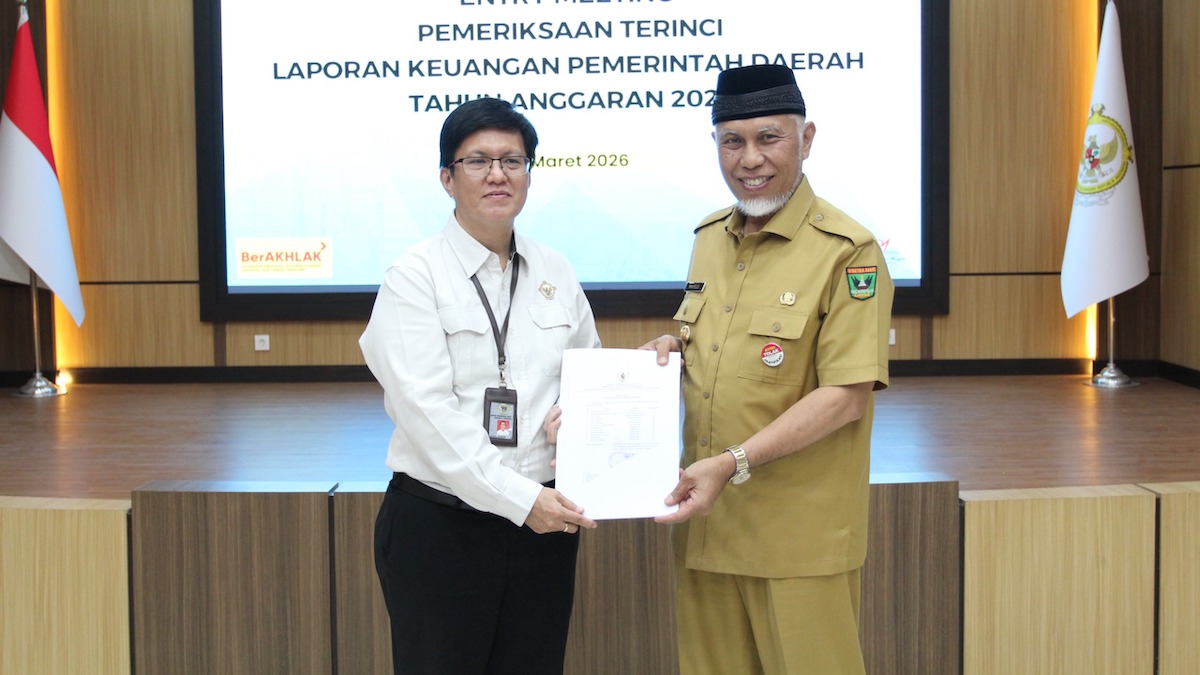 Gubernur Mahyeldi serahkan LKPD 2025 ke BPK Sumbar. (dok. istimewa)