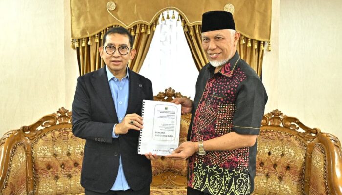 Gubernur Mahyeldi Serahkan Proposal Pembangunan Pusat Kebudayaan Sumbar ke Menbud