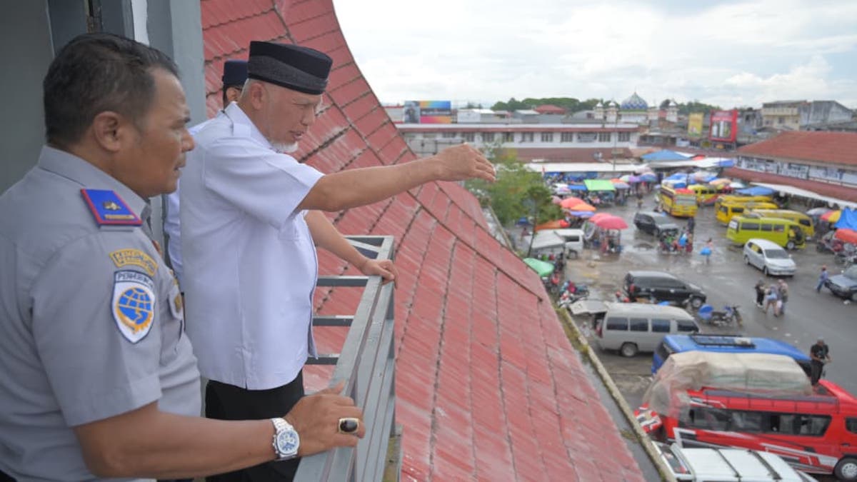 Gubernur Mahyeldi tinjau pos pelayanan lebaran di Bukittinggi. (dok. istimewa)