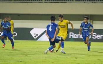 Guillermo Fernandes melewati pemain PSBS Biak. (dok. istimewa)