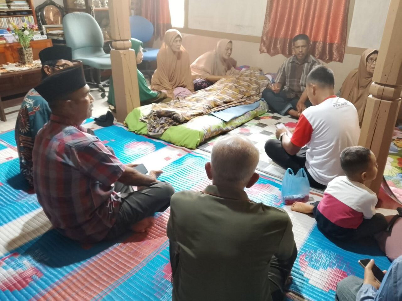 Datuak Yus Parpatiah disemayamkan di rumah duka.