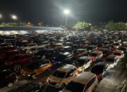 Suasana saat sejumlah kendaraan pemudik arus balik di kantong parkir dermaga reguler, Pelabuhan Bakauheni, Lampung. (ANTARA/Riadi Gunawan)