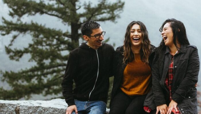 8 Adab Silaturahmi Menurut Ajaran Islam dan Keutamaannya