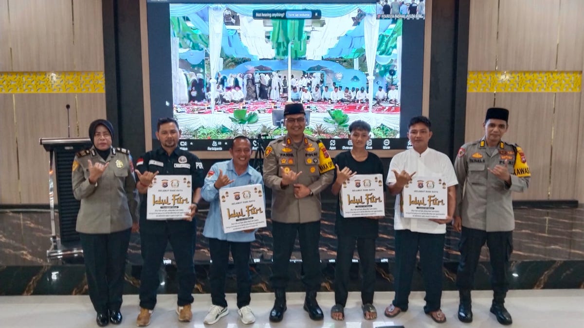 Kapolresta Padang berbagi dengan pers dan ormas kepemudaan. (dok. istimewa)