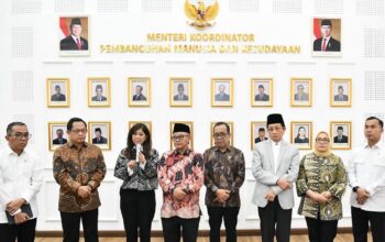 Menkomdigi Meutya Hafid bersama para menteri menunjukkan dokumen Surat Keputusan Bersama Tujuh Menteri tentang Pedoman Pemanfaatan dan Pembelajaran Teknologi Digital dan Kecerdasan Artifisial di Jalur Pendidikan Formal, Nonformal, dan Informal usai ditandatangani di Kantor Kemenko PMK, Jakarta Pusat, Kamis (12/03/2026). (Foto: Ardi W/Komdigi)