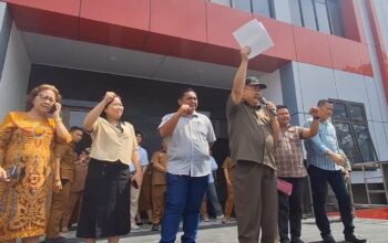 Ketua DPRD Kota Gunungsitoli Adrianus Zega bersama anggota dewan Yasinta Titian Imanfati Gea, Fatinasa Zalukhu, Yobedi Laowo, Firman Zebua, Yatatema Zebua dukung perempuan korban kekerasan di Kepulauan Nias, Sumatera Utara speak-up (Radarsumbar/Putra)
