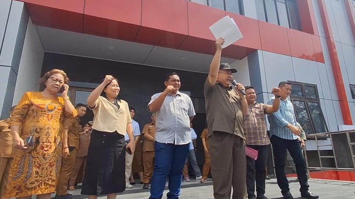 Ketua DPRD Kota Gunungsitoli Adrianus Zega bersama anggota dewan Yasinta Titian Imanfati Gea, Fatinasa Zalukhu, Yobedi Laowo, Firman Zebua, Yatatema Zebua dukung perempuan korban kekerasan di Kepulauan Nias, Sumatera Utara speak-up (Radarsumbar/Putra)