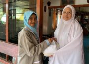 Ketua OSIS SMPN 2 Pariaman, Hafidzah Zhafira Indra serahkan sembako untuk warga. (dok. istimewa)