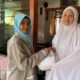 Ketua OSIS SMPN 2 Pariaman, Hafidzah Zhafira Indra serahkan sembako untuk warga. (dok. istimewa)