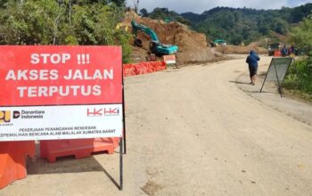 Kondisi jalan Simaka ditutup untuk mudik. (dok. Antara)