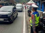 Personel Satlantas Polres Padang Panjang mengatur lalu lintas di Jalur Lembah Anai. (dok. istimewa)