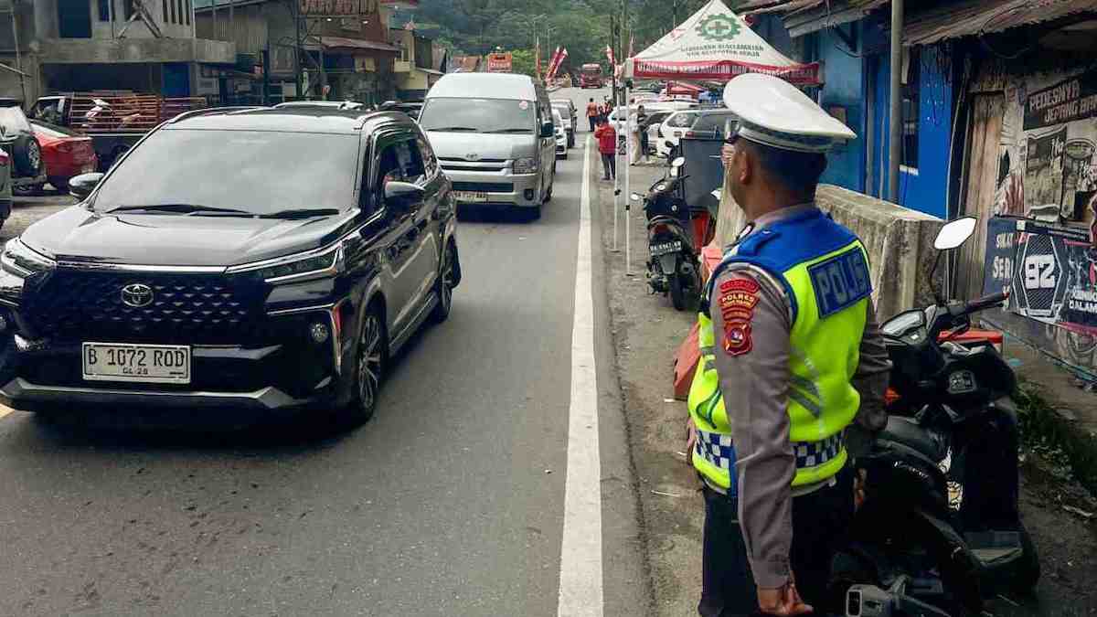 Personel Satlantas Polres Padang Panjang mengatur lalu lintas di Jalur Lembah Anai. (dok. istimewa)