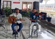 Menunggu Kereta Jadi Lebih Hangat, KAI Sumbar Hadirkan Musik Live di Stasiun Padang