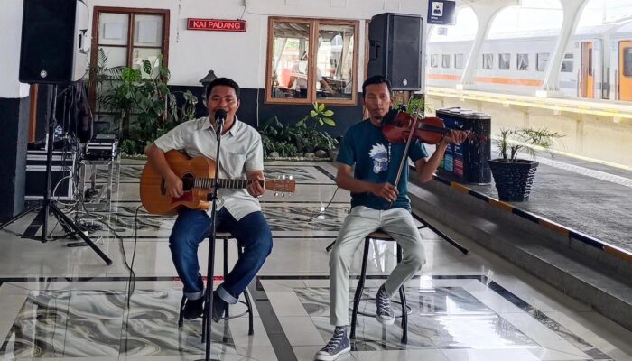 Menunggu Kereta Jadi Lebih Hangat, KAI Sumbar Hadirkan Musik Live di Stasiun Padang