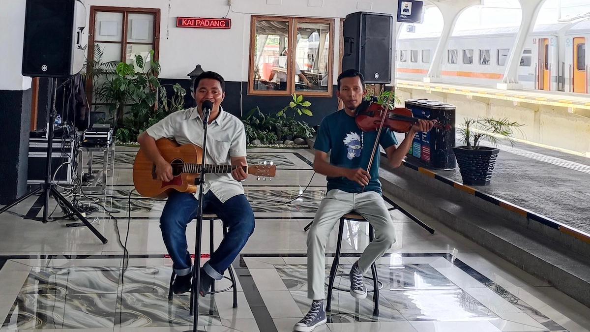 Live musik di Stasiun KAI Padang. (dok. istimewa)