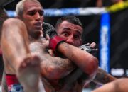 Charles Oliveira Rebut Gelar BMF Usai Taklukkan Max Holloway di UFC 326