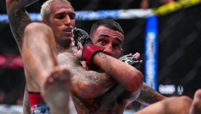 Charles Oliveira Rebut Gelar BMF Usai Taklukkan Max Holloway di UFC 326
