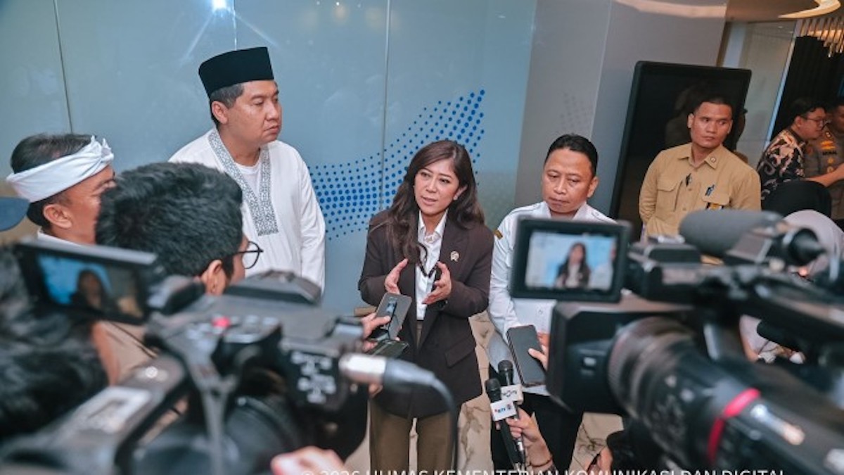 Menkomdigi Meutya Hafid bersama Menteri PKP Maruarar Sirait, Sekda Provinsi Bandung Ema Sumarna, dan Walikota Depok Supian Siri memberikan keterangan kepada awak media di Kantor Kementerian Komdigi, Jakarta Pusat, Selasa (10/03/2026). (Foto: Ahmad Tri Hawaari/Komdigi)