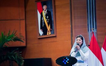 Menkomdigi Meutya Hafid memberikan arahan dalam acara Sarasehan dan Taklimat bertema “Terhubung dalam Silaturahmi, Tumbuh dalam Iman, Terjaga dalam Ketaqwaan” di Jakarta Pusat, Jumat (13/03/2026). (Foto: Pey HS/Komdigi)